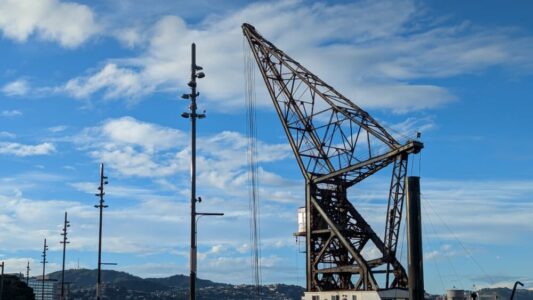 Zone portuaire de Wellington avec ciel bleu et nuages en arrière-plan. Vue dégagée sur les docks