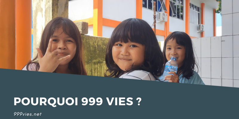 Pourquoi 999 vies ? Trois filles souriantes sur l'île de Siau en Indonésie